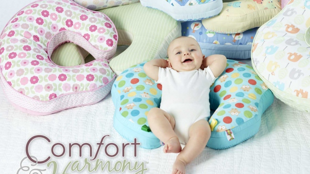 Moderní maminky i miminka milují MomboTM kojící polštář od Bright StartsTM - obrázek